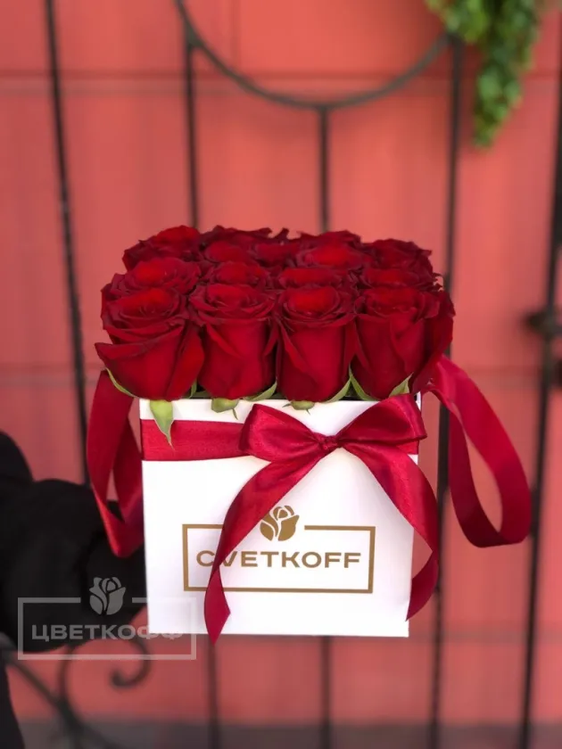 Квадратный бокс с розами 17шт