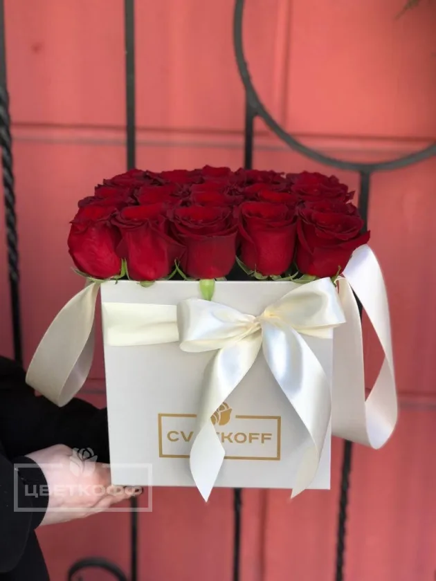 Квадратный бокс с розами 25шт
