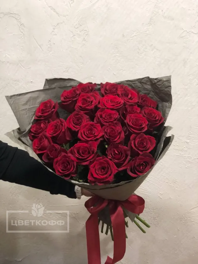 25 красных эквадорских роз в упаковке
