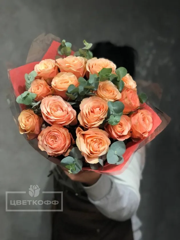15 эквадорских роз с эвкалиптом