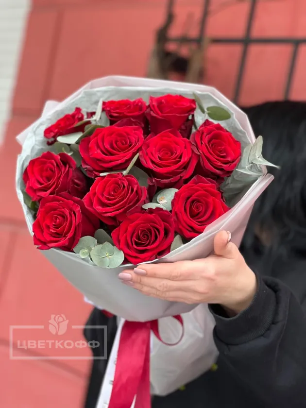 11 красных роз с эвкалиптом