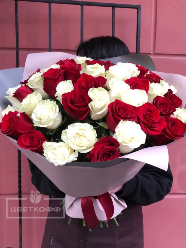 Букет из 51 эквадорский розы красно-белый