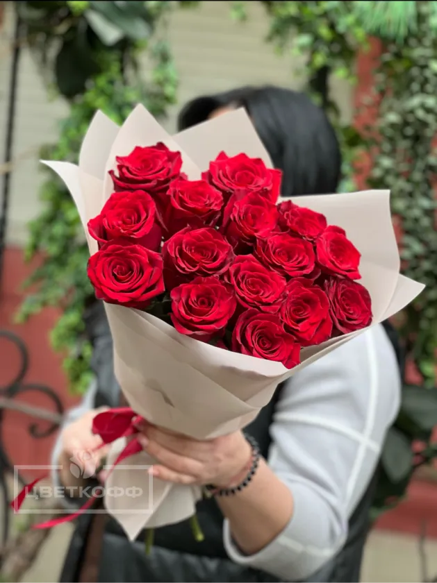 Букет из 15 красных роз в упаковке