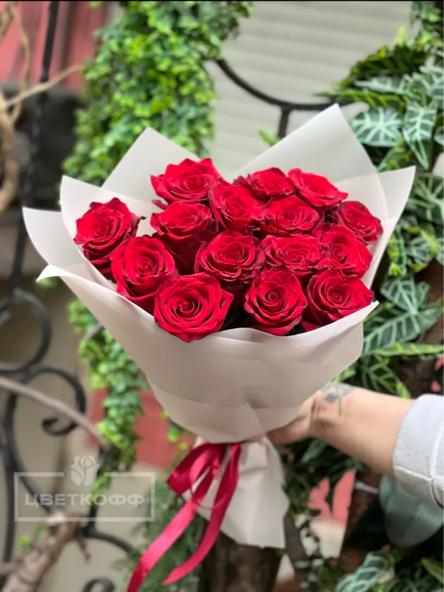 Букет из 15 красных роз в упаковке