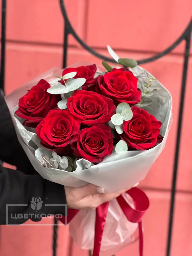 Букет из 7 красных роз с эвкалиптом
