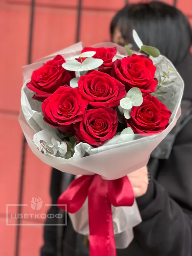 Букет из 7 красных роз с эвкалиптом