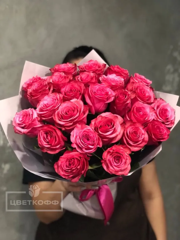 Букет из 25 розовых роз в упаковке
