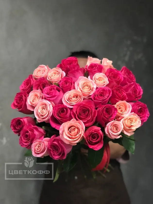 Микс из 35 розовых роз