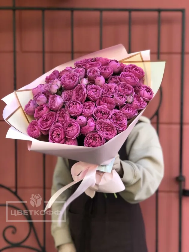 25 кустовых пионовидных роз «Мисти баблс»