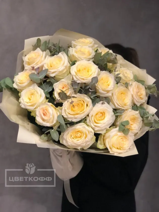 19 пионовидных роз «Кендилайт»