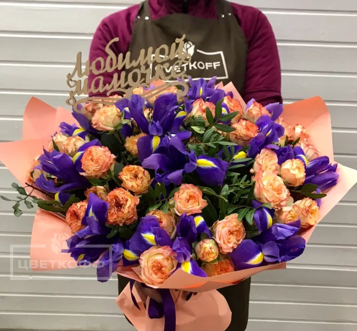 Сборный букет с кустовой розой и ирисами