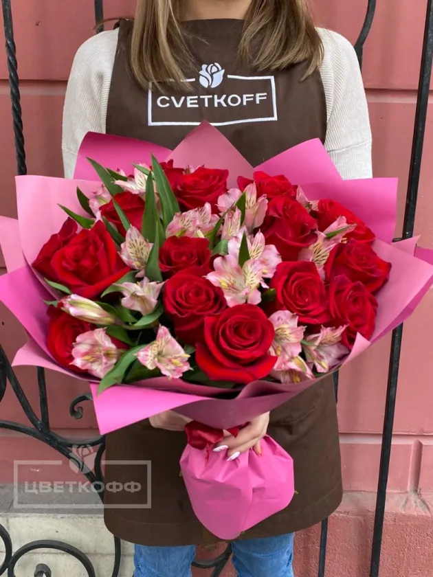 Букет из роз и альстромерий