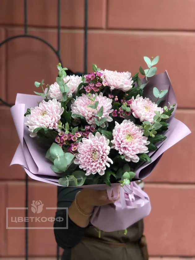 Букет с пудровой хризантемой