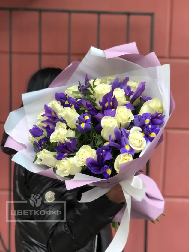 Букет из белых роз и ирисов