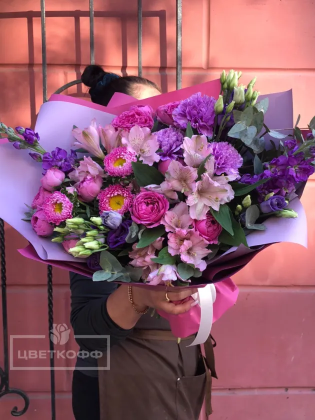 Яркий сборный букет в фиолетово-розовой гамме