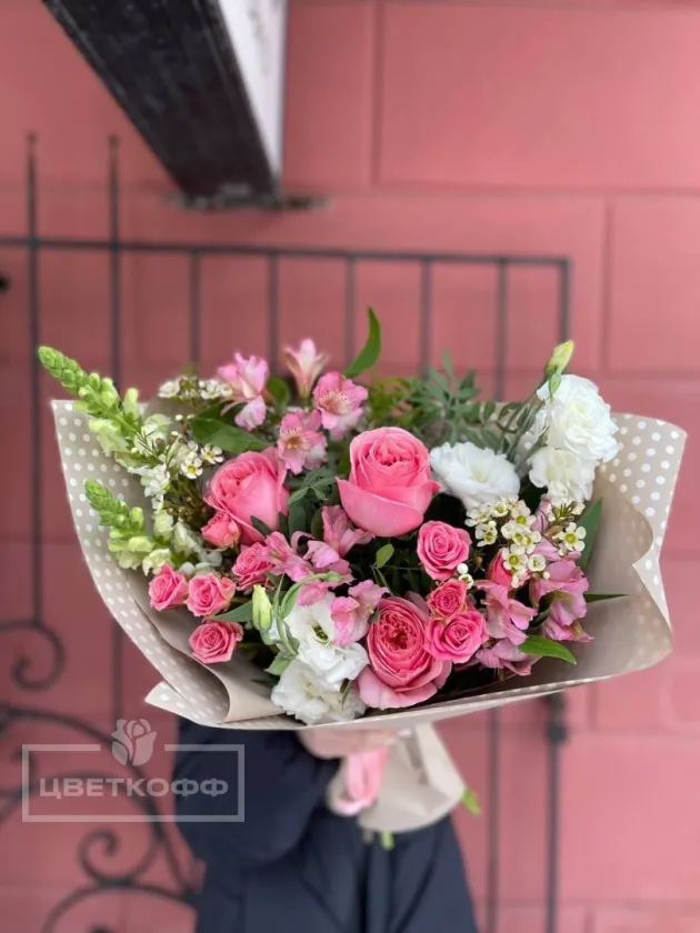 Сборный нежный букет с пионовидной розой