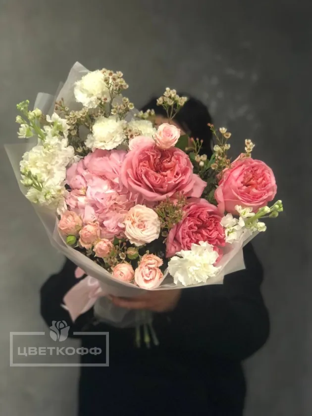 Сборный букет с гортензией и пионовидной розой