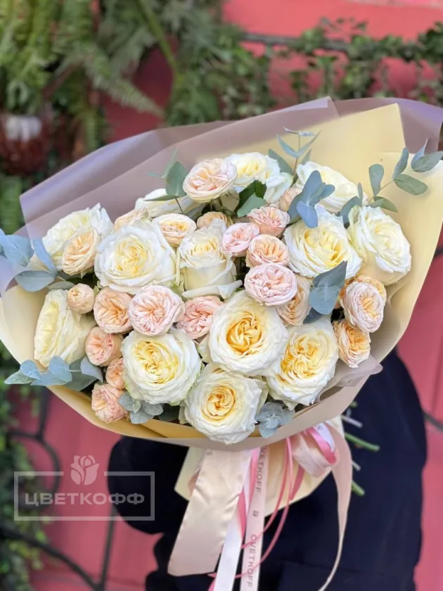 Букет с пионовидными розами и эвкалиптом