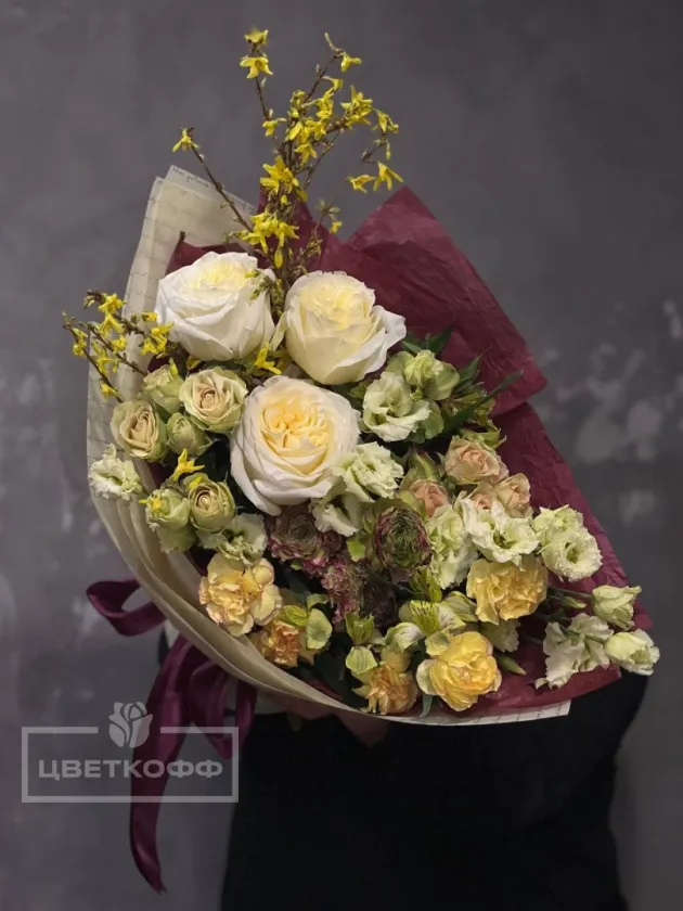 Сборный букет c форзицией