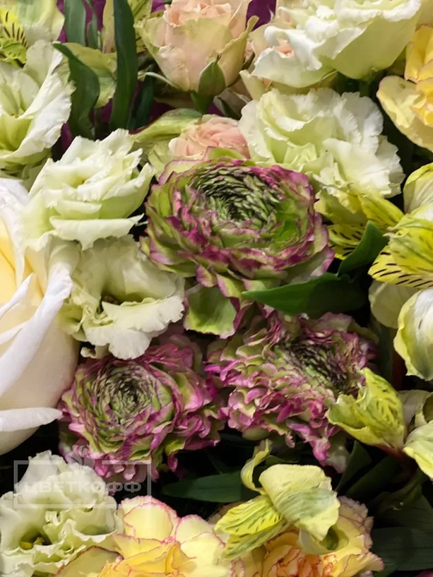 Сборный букет c форзицией