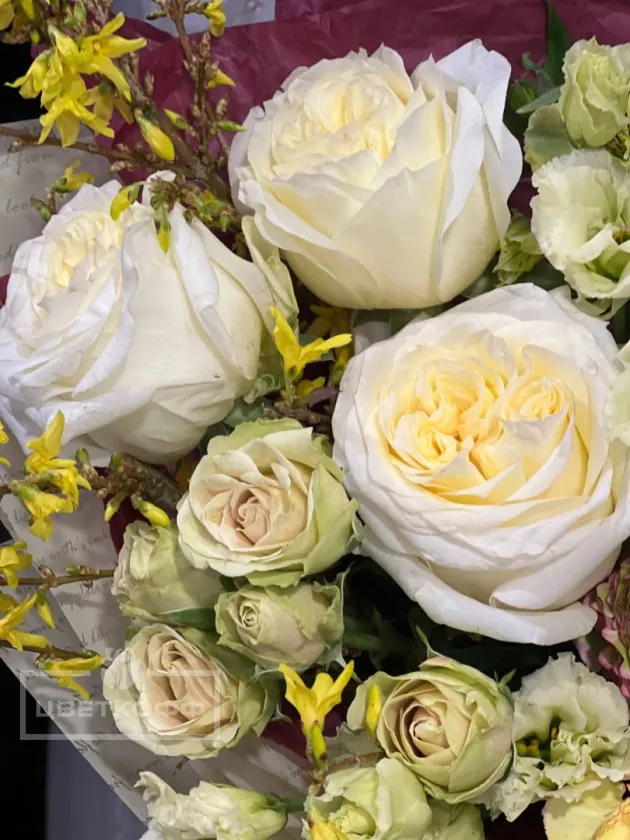 Сборный букет c форзицией