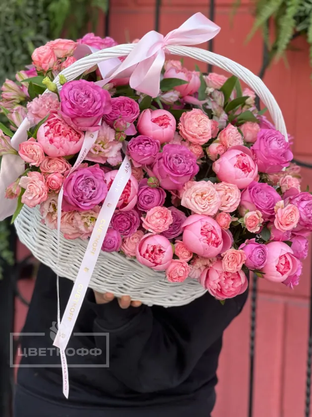 Авторская корзина с пионами 