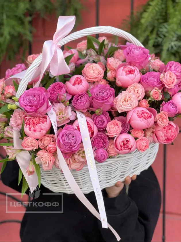 Авторская корзина с пионами 