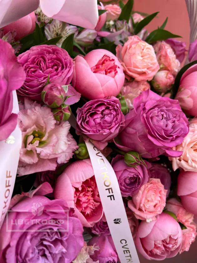 Авторская корзина с пионами 