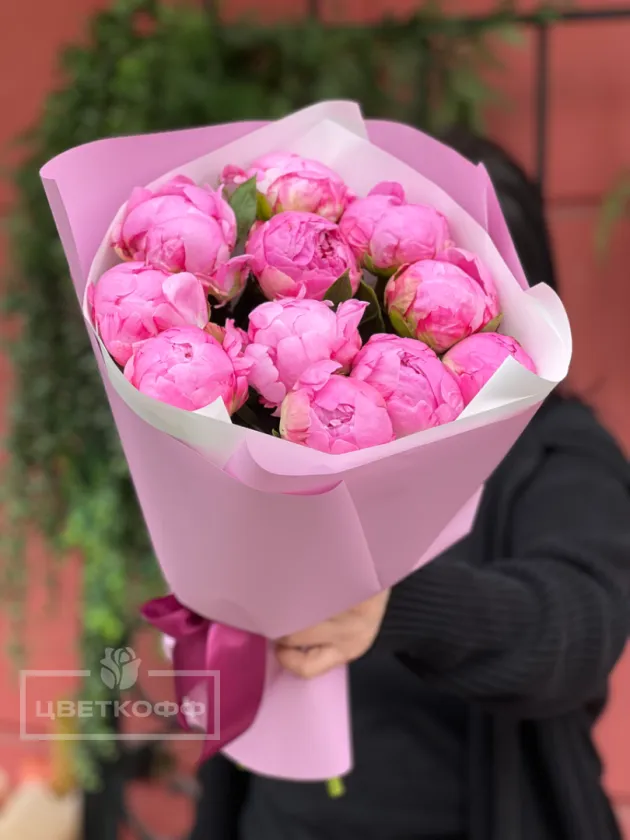 Букет из 11 ярко-розовых пионов