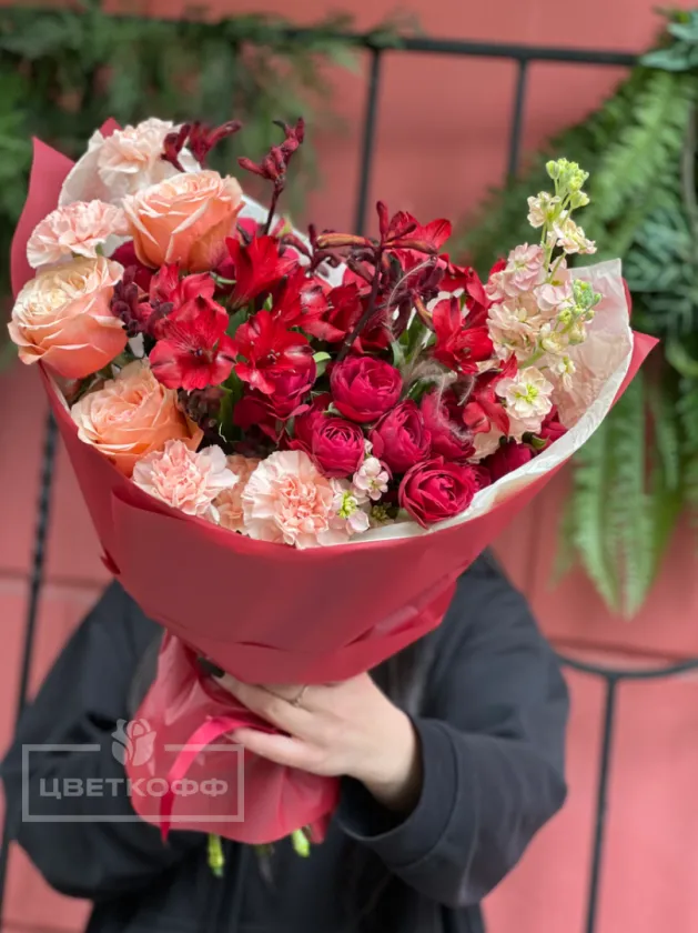 Сборный букет с пионовидной розой «Страсть»