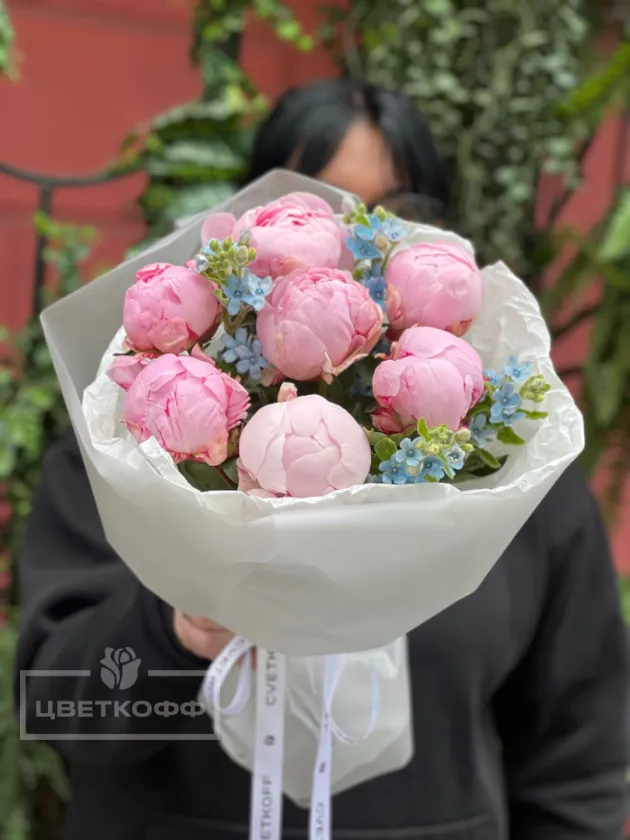 Букет с пионами и незабудками