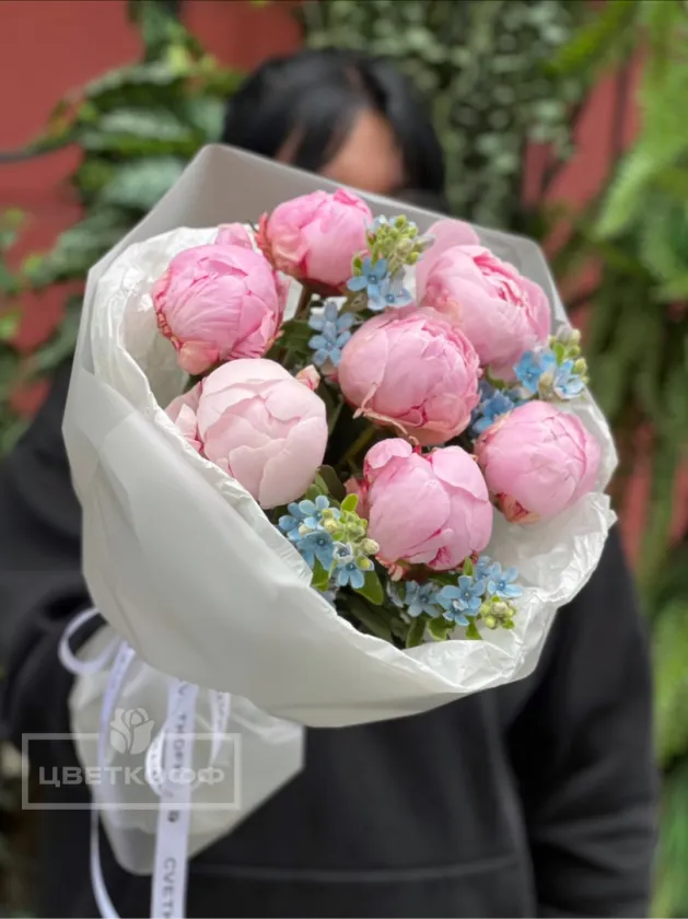 Букет с пионами и незабудками