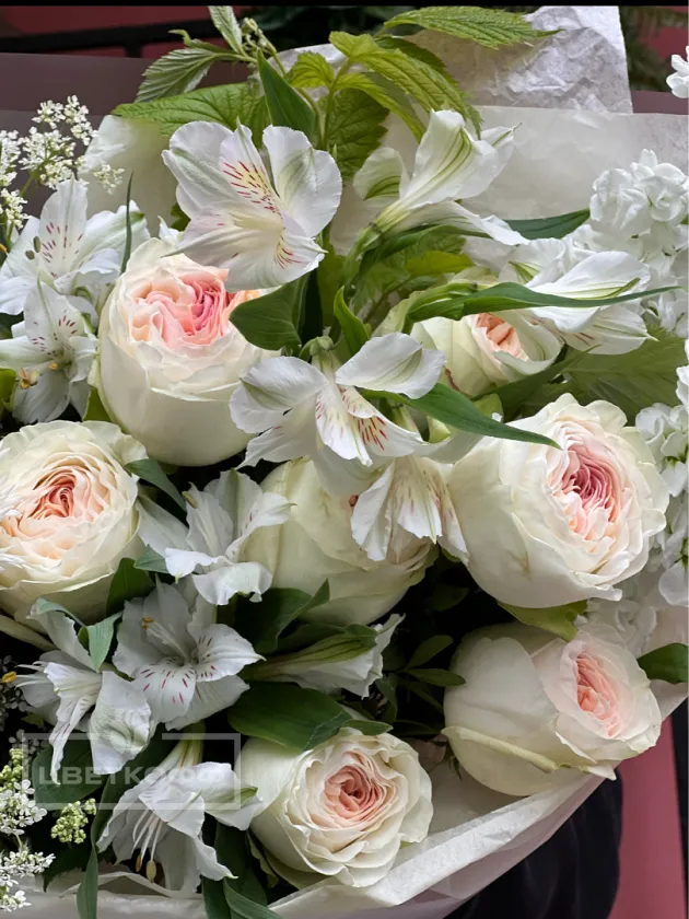 Авторский букет с малиной 