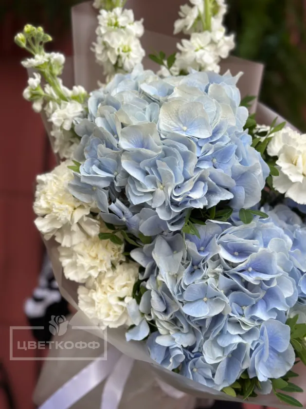 Авторский букет с гортензией «Летнее небо»