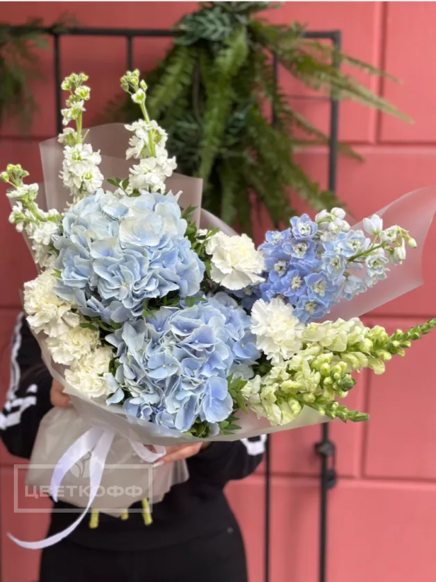 Авторский букет с гортензией «Летнее небо»