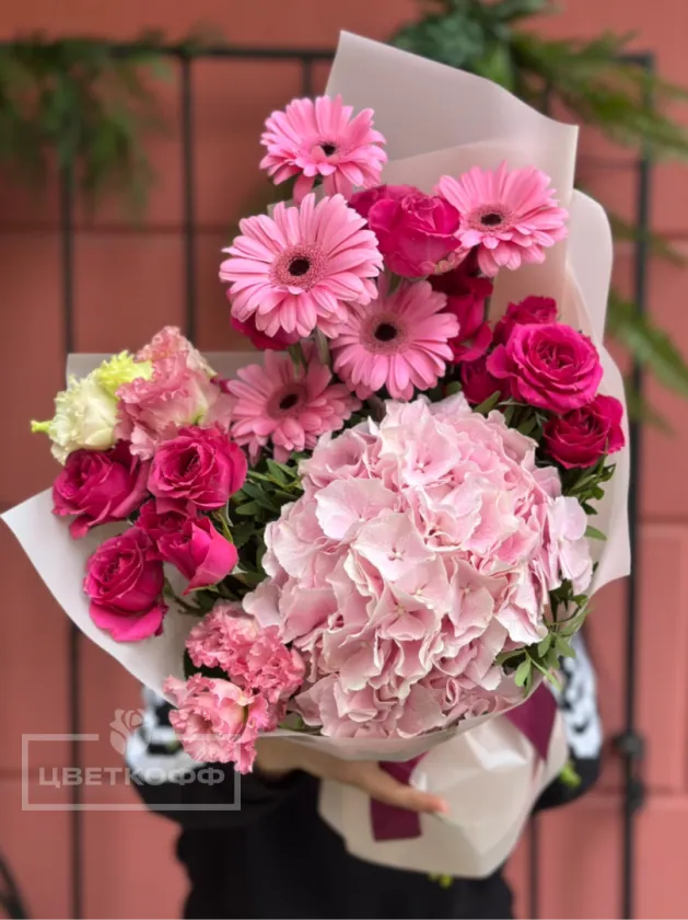 Сборный букет с гортензией «Малинка»