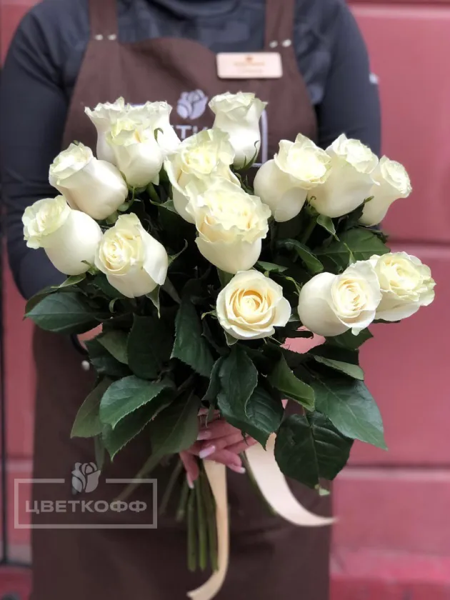 Букет из 15 белых роз под ленту