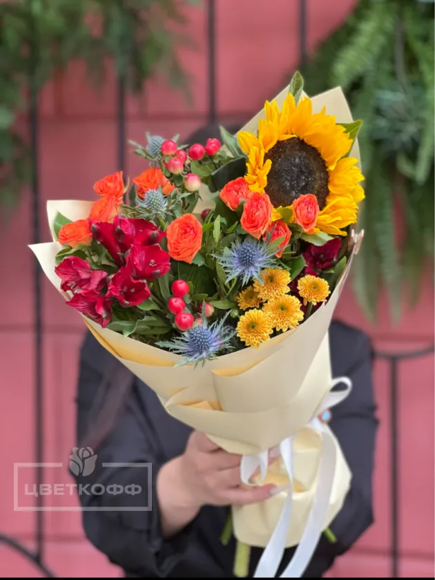 Сборный яркий букет с подсолнухом