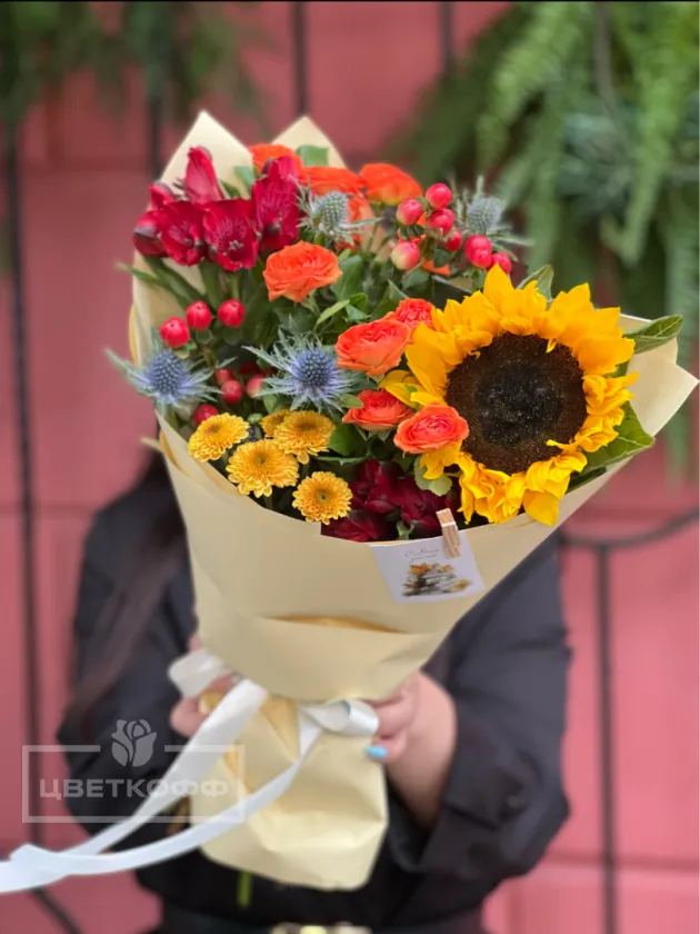 Сборный яркий букет с подсолнухом
