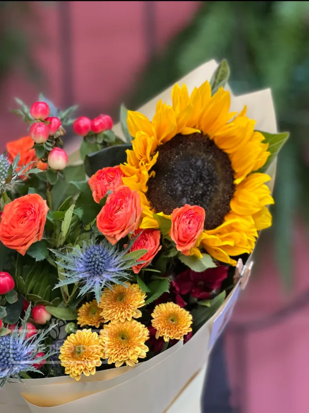 Сборный яркий букет с подсолнухом