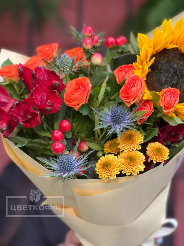 Сборный яркий букет с подсолнухом