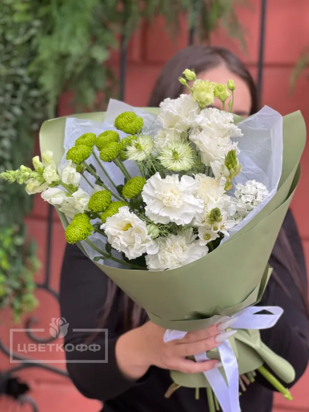 Сборный светлый букет №44