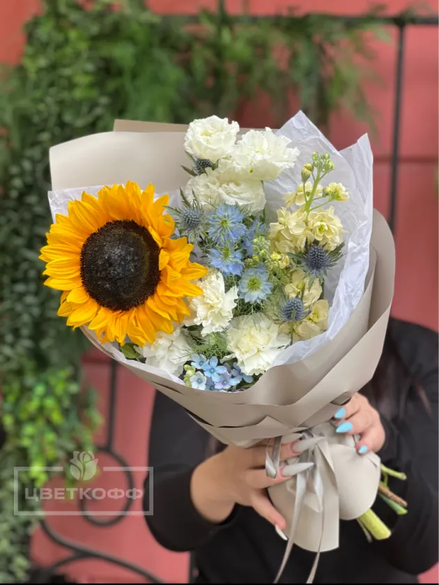 Сборный букет с подсолнухом «Модерн»