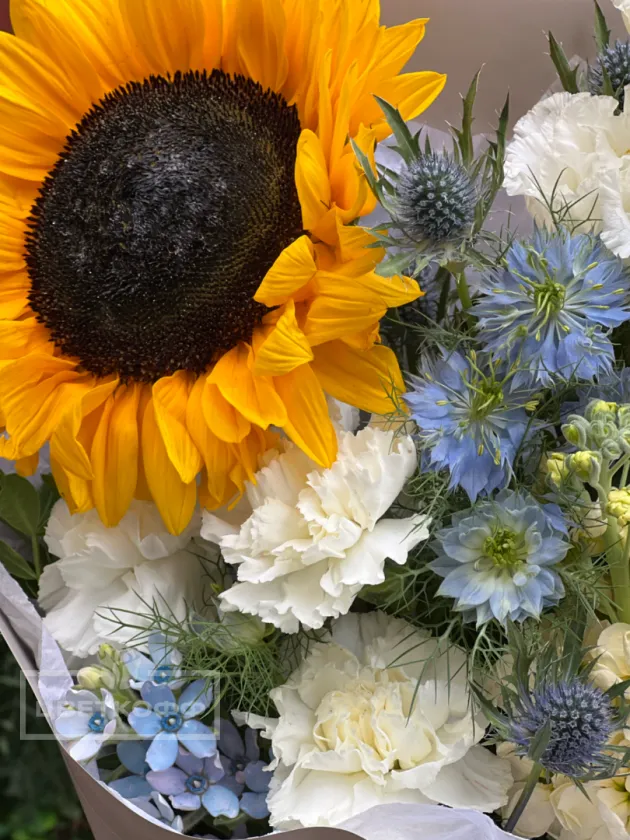 Сборный букет с подсолнухом «Модерн»