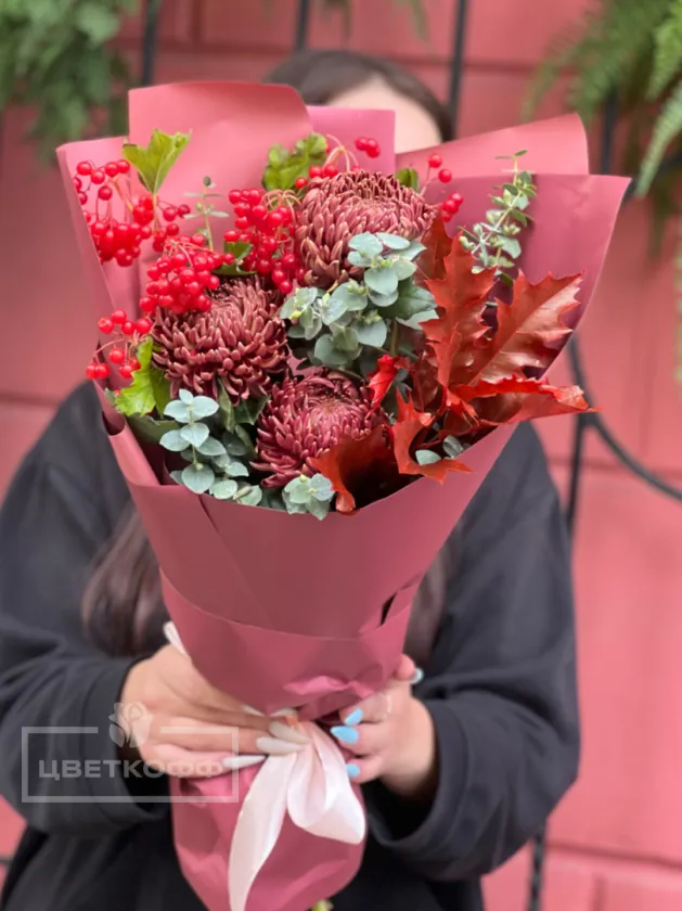 Сборный букет с сортовой хризантемой и ягодами №81