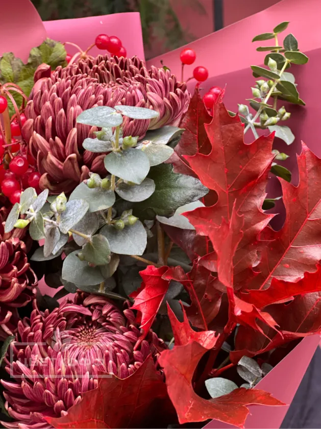 Сборный букет с сортовой хризантемой и ягодами №81