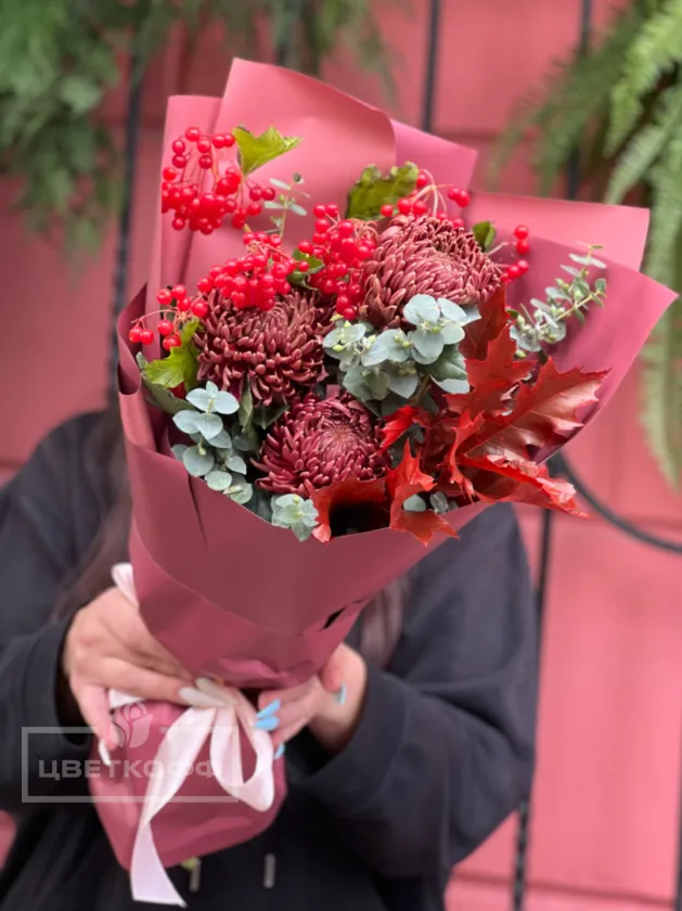 Сборный букет с сортовой хризантемой и ягодами №81