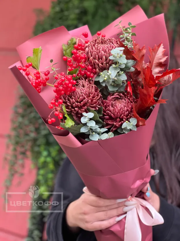 Сборный букет с сортовой хризантемой и ягодами №81