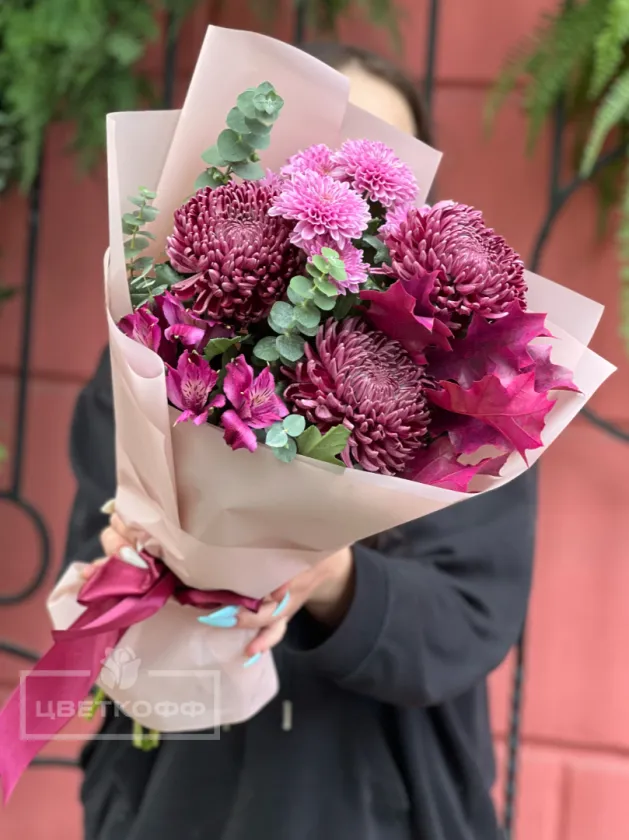 Сборный букет с сортовой хризантемой и ягодами №83