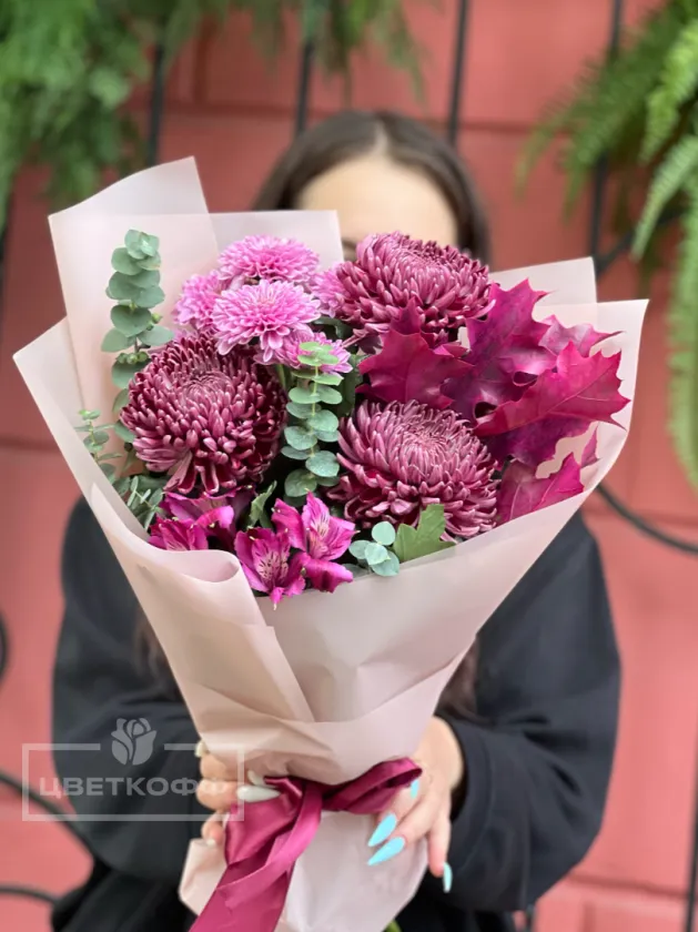 Сборный букет с сортовой хризантемой и ягодами №83